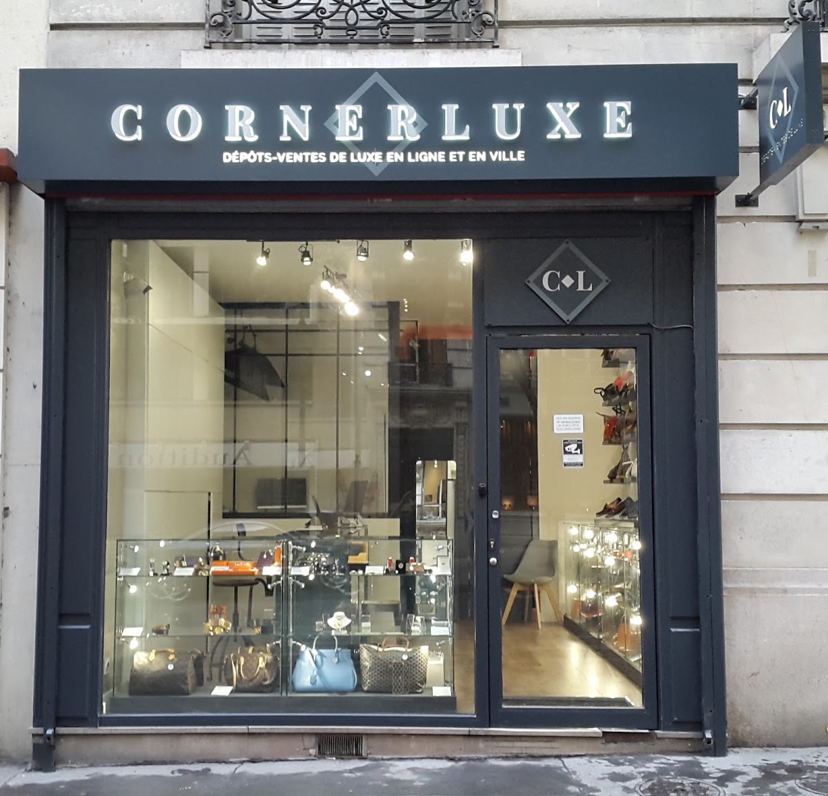 Photo de CORNERLUXE DEPOT VENTE PARIS 16