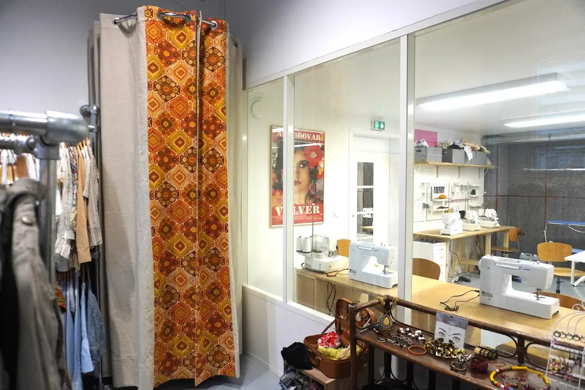 LA TEXTILERIE AU TLM : recyclerie textile, friperie et cours de couture — photo 2