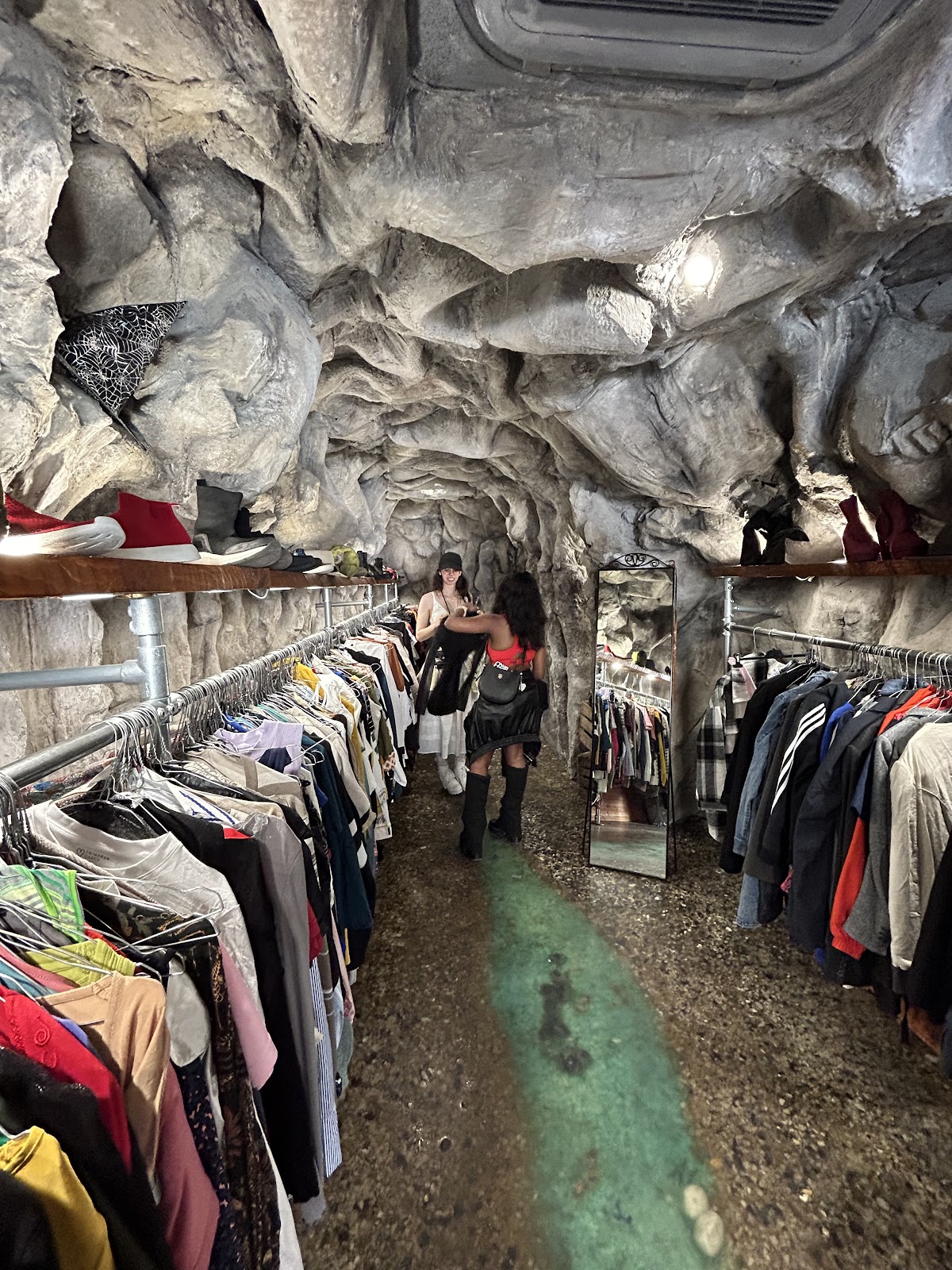 Les sales voleurs Monge — photo 2