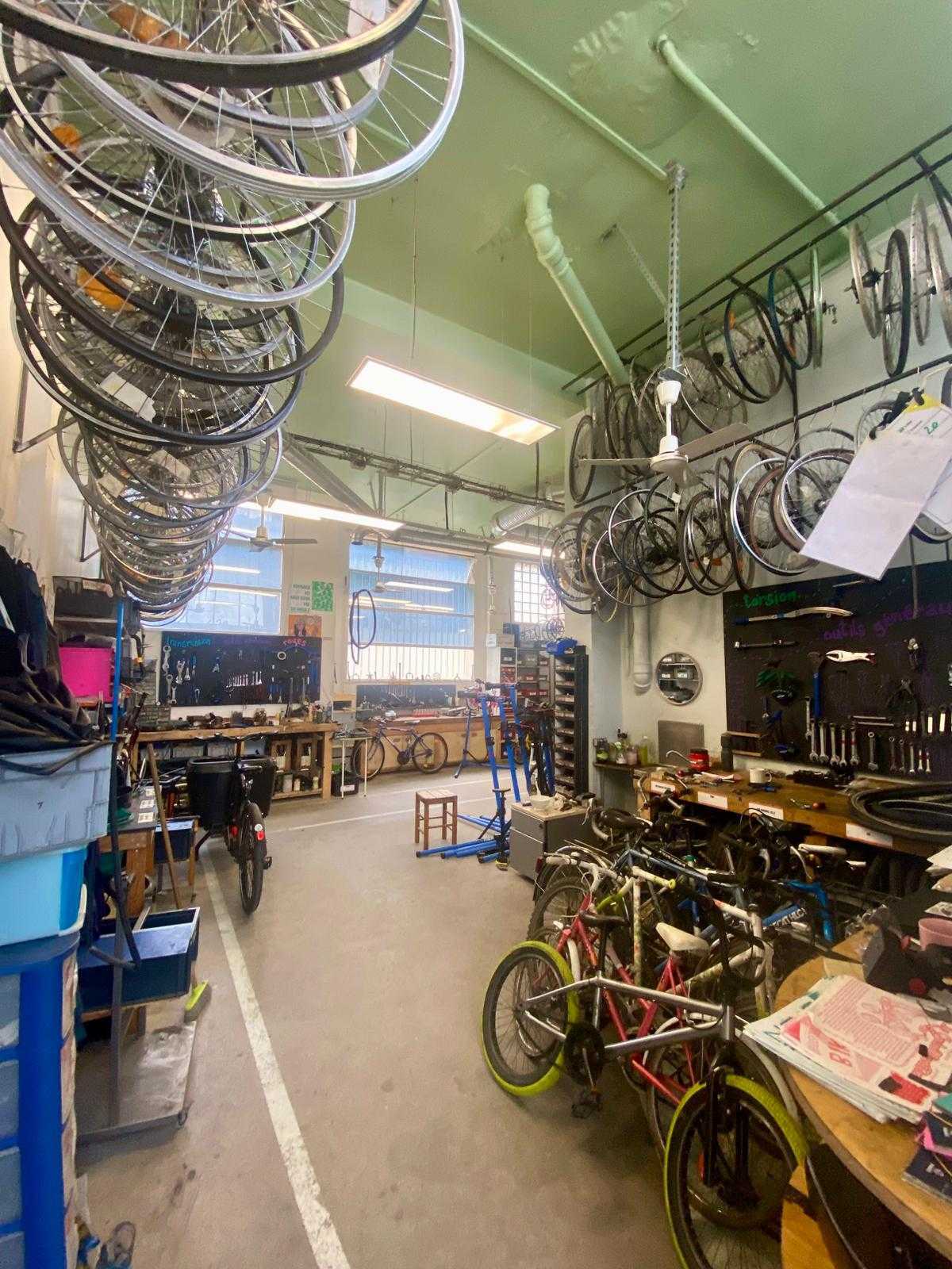 Recyclerie Sportive Paris - Boutique de seconde main et atelier co-réparation vélos — photo 3