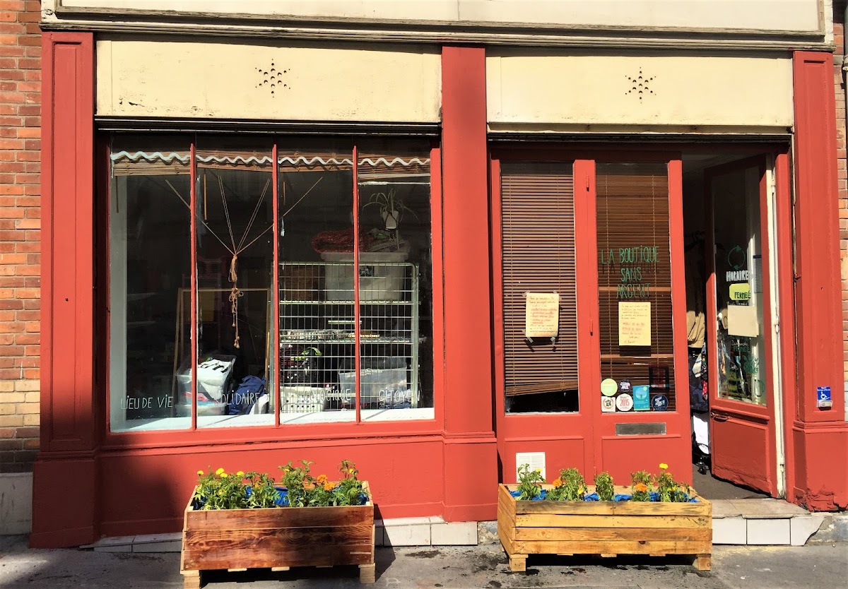 Photo de Shop without money (the Siga Siga-)