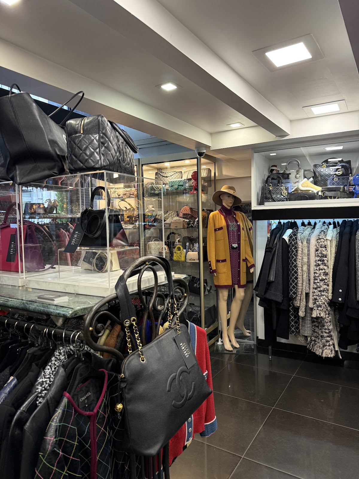 VALOIS VINTAGE PARIS — photo 2