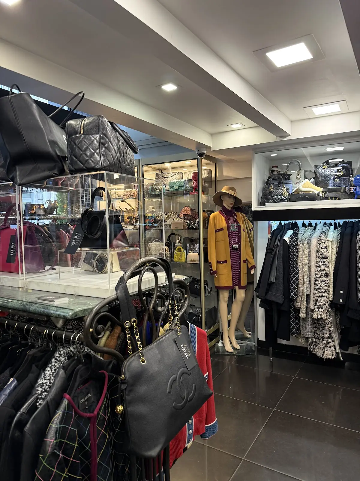 VALOIS VINTAGE PARIS — photo 2
