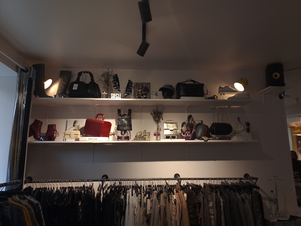 YALLÄ Paris 09 - Dépôt-vente / Second-hand store / Curated Vintage — photo 2