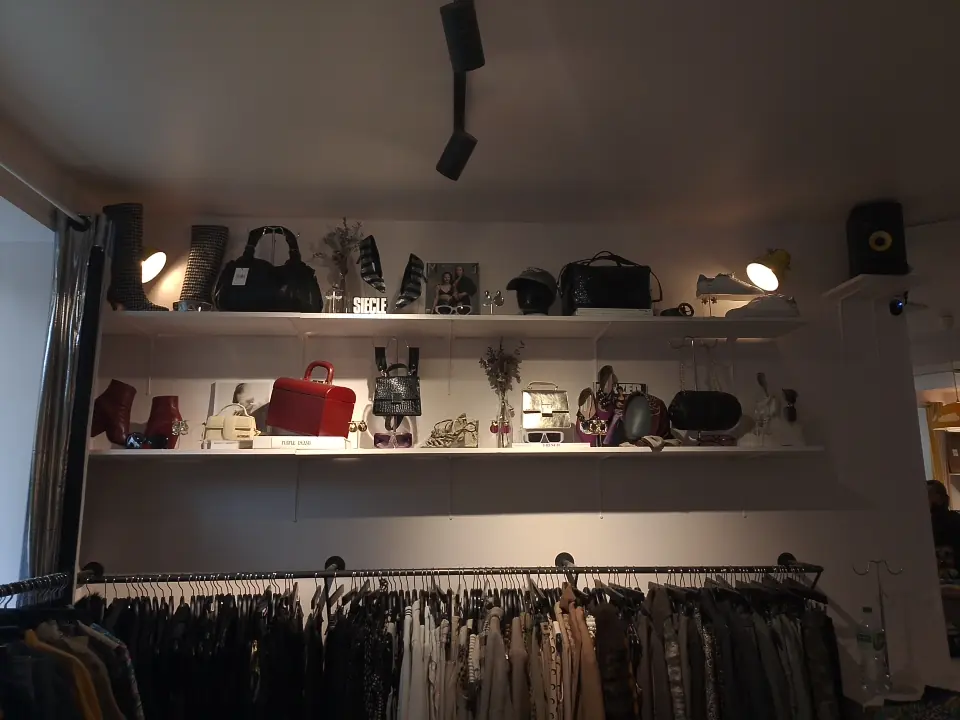 YALLÄ Paris 09 - Dépôt-vente / Second-hand store / Curated Vintage — photo 2