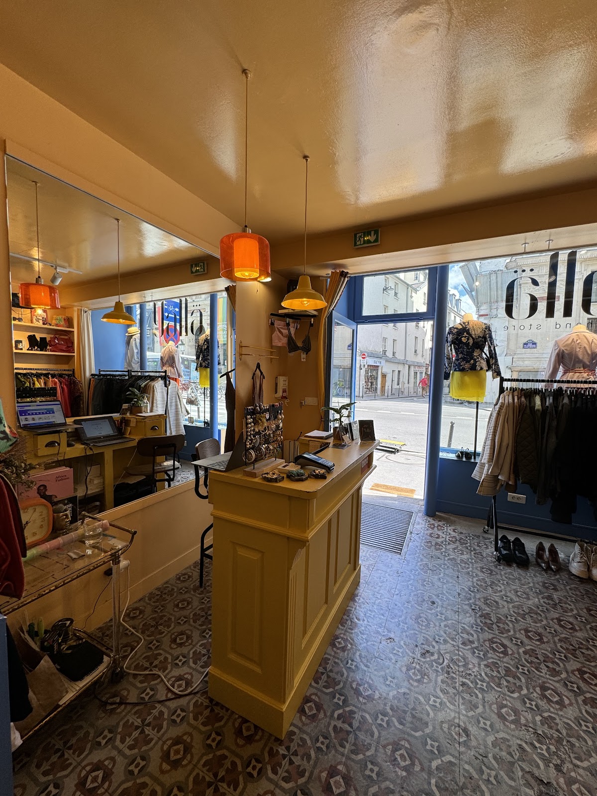 YALLÄ Paris 10 - Dépôt-vente / Second-hand store / Curated Vintage — photo 2