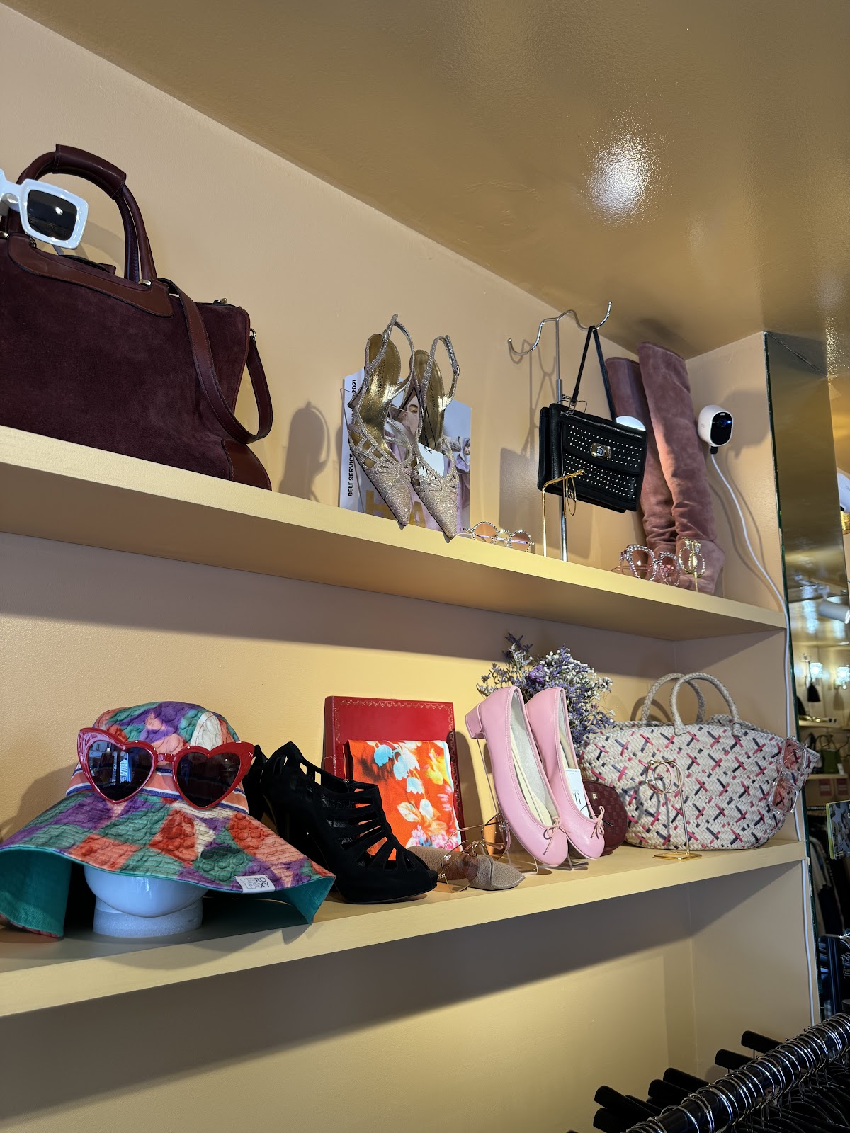 YALLÄ Paris 10 - Dépôt-vente / Second-hand store / Curated Vintage — photo 3