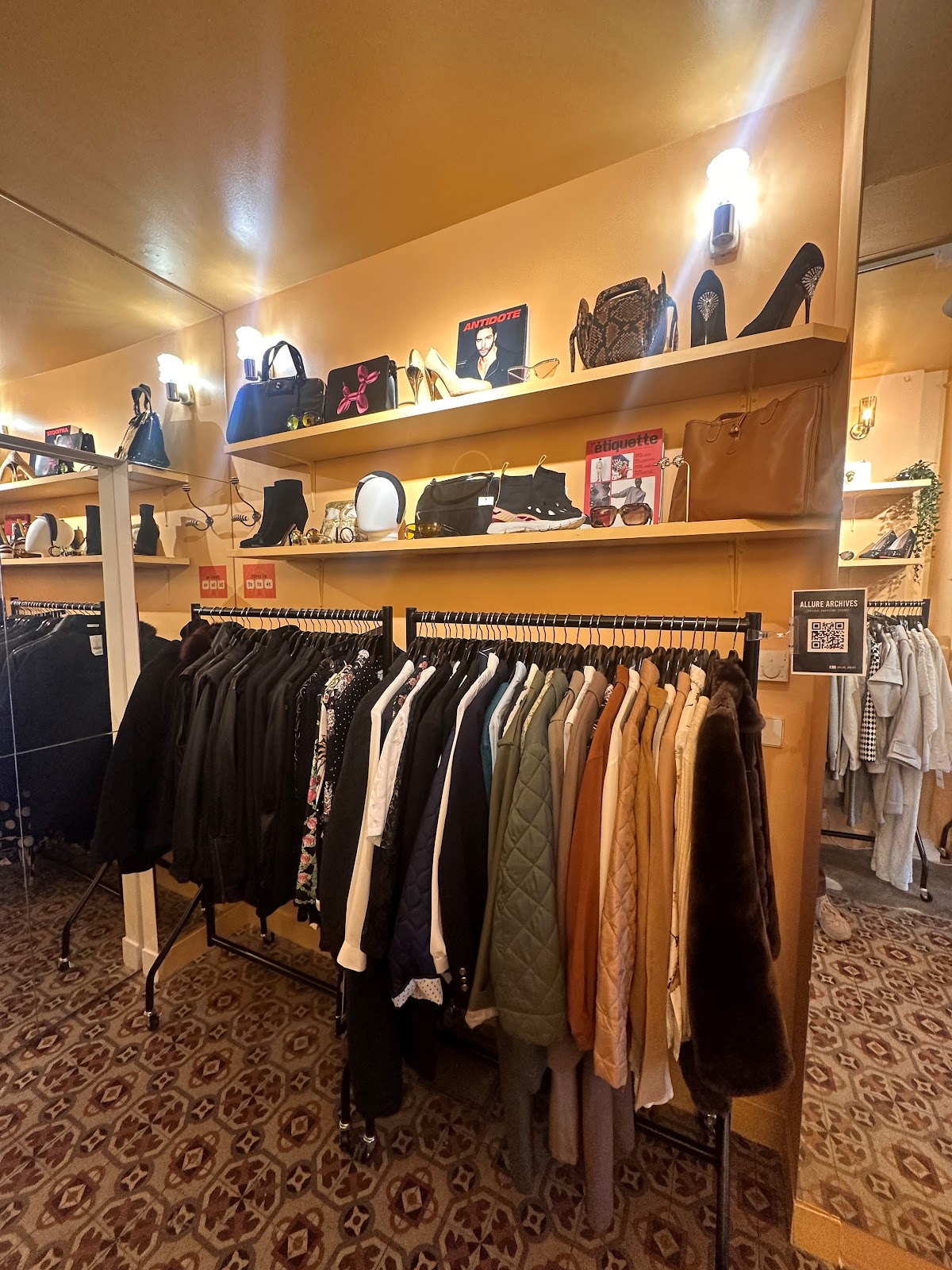 YALLÄ Paris 10 - Dépôt-vente / Second-hand store / Curated Vintage — photo 5